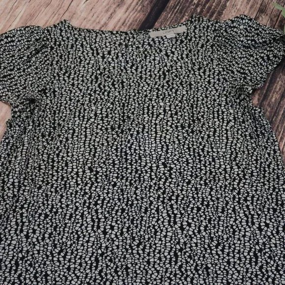 Ann Taylor LOFT Women's Short Cap Sleeve Black & White Print Top Size XS - Picture 2 of 10